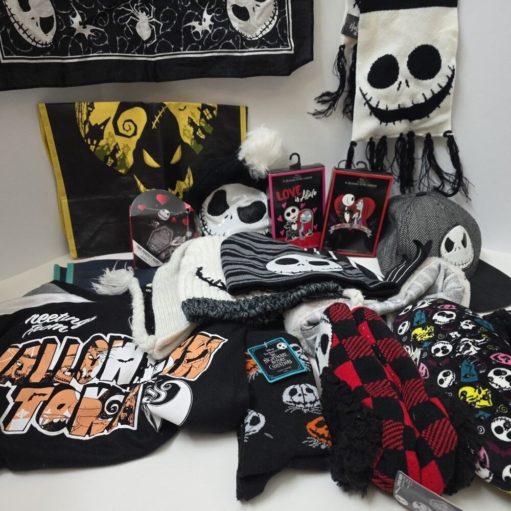 Lot Of 17 Nightmare Before Christmas Accessories Slipper Socks, Hats, Scarves - Picture 5 of 6